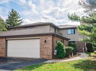 8143 S Forest Hills Cir, Franklin, WI 53132