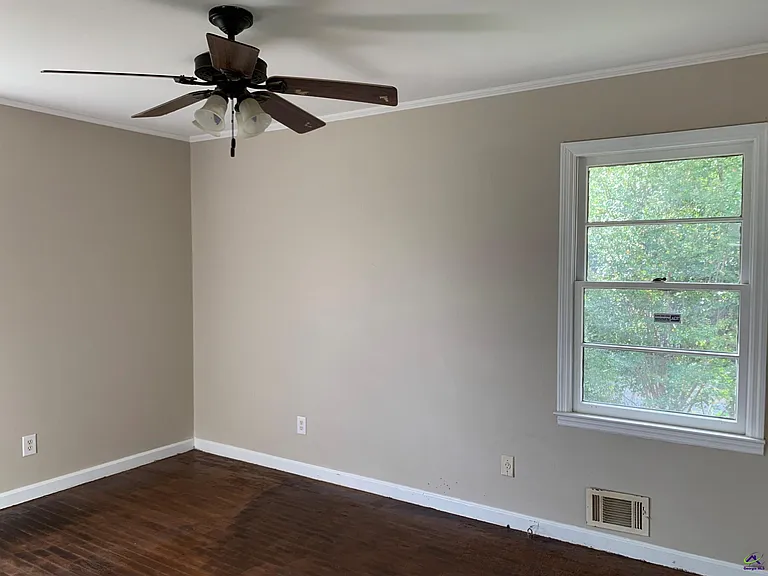 3240 Commodore Dr — Photo 17
