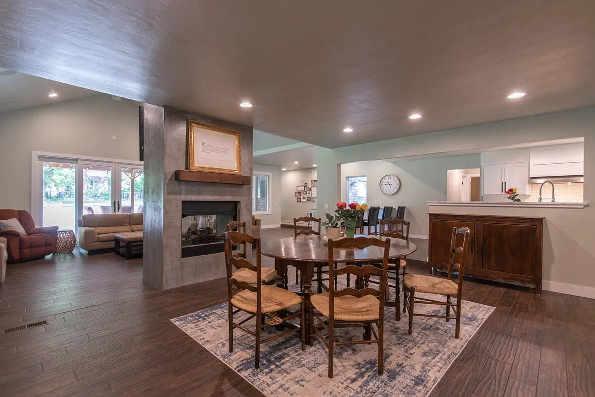 6 bed, 4882 sqft, $3,495 — Photo 2