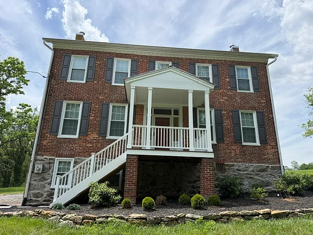 4 bed, 2454 sqft, $3,750 — Photo 2