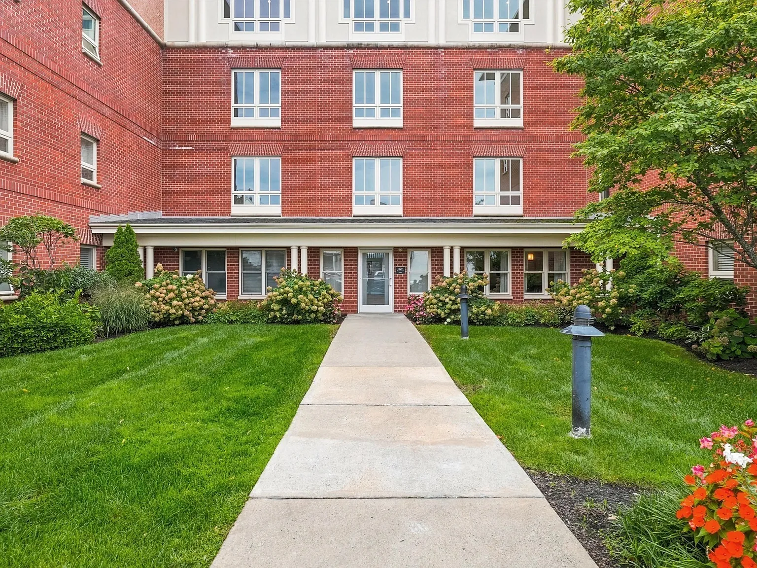 2 bed, 2.0 bath, 1004 sqft, $4,000 — Photo 2