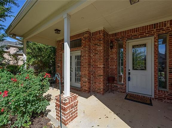 2nd image of 2229 Jefferson Trl