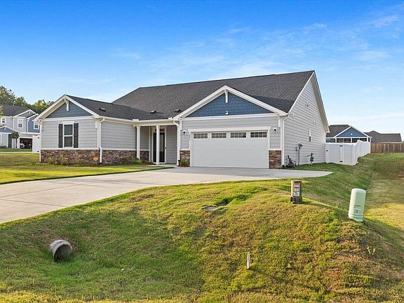 4th image of 486 Saint Clair Dr
