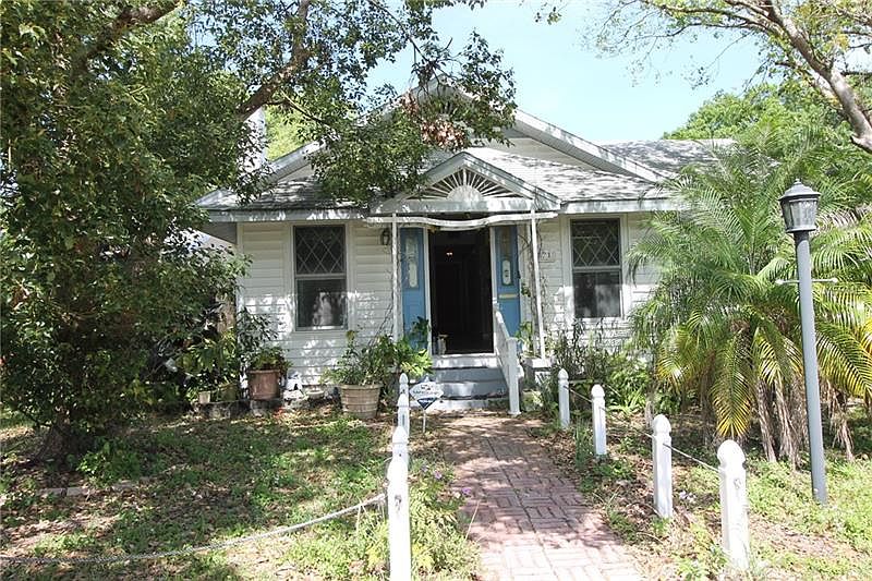 1st image of 821 43rd Ave N