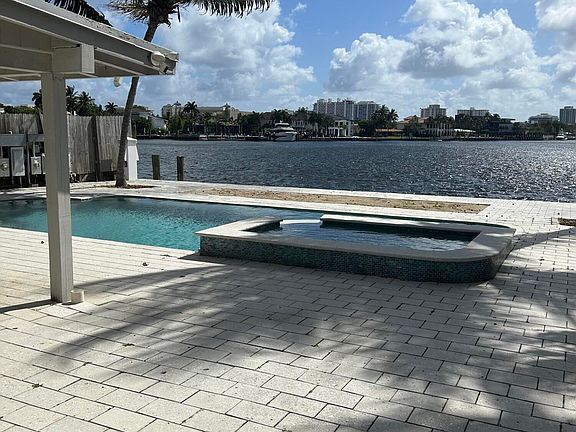 4th image of 704 NE 20th Ave