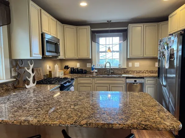 49 Dewey Ave, Tiverton, RI 02878