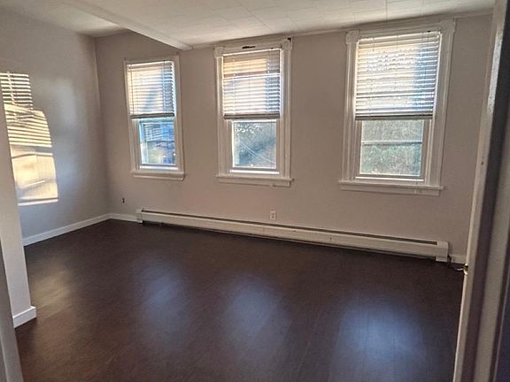 4th image of 253 Brighton St Floor 2