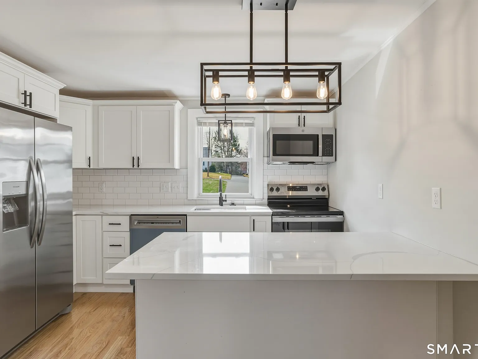 2 bed, 1.0 bath, 810 sqft, $2,300 — Photo 2