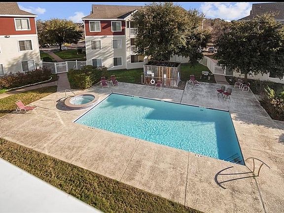 4th image of 517 Sw Pkwy #302