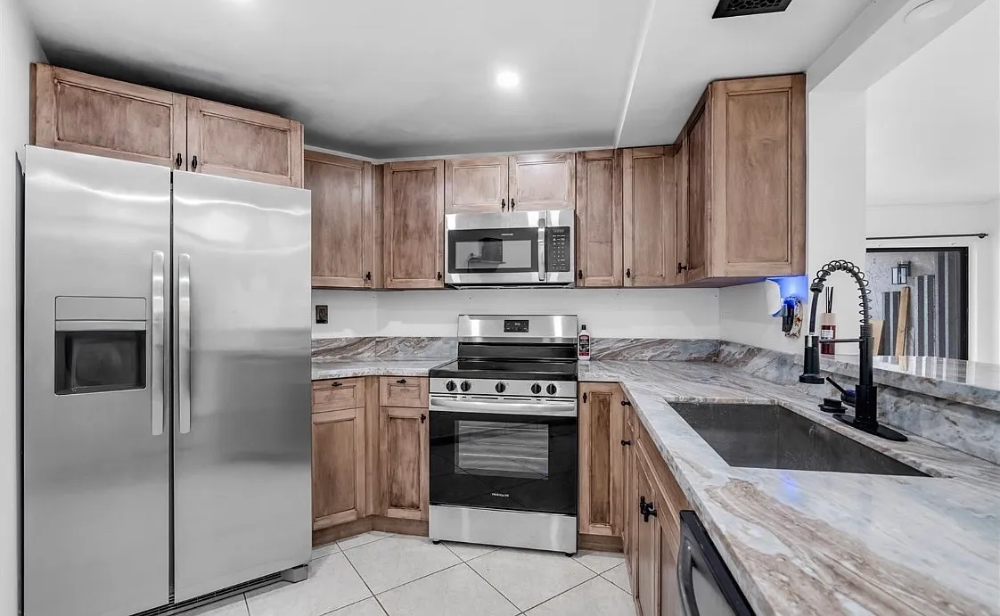 2 bed, 1000 sqft, $2,450 — Photo 3