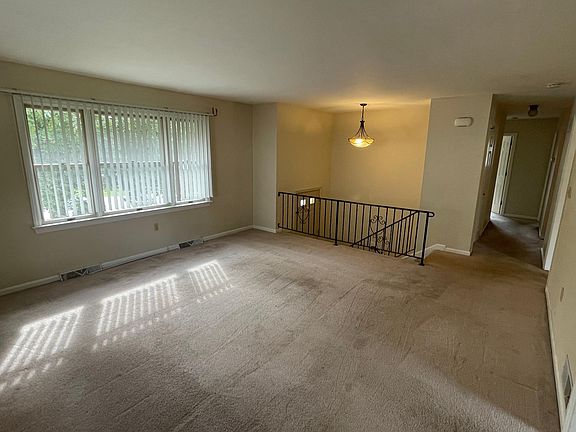 VERY LARGE LIVING ROOM