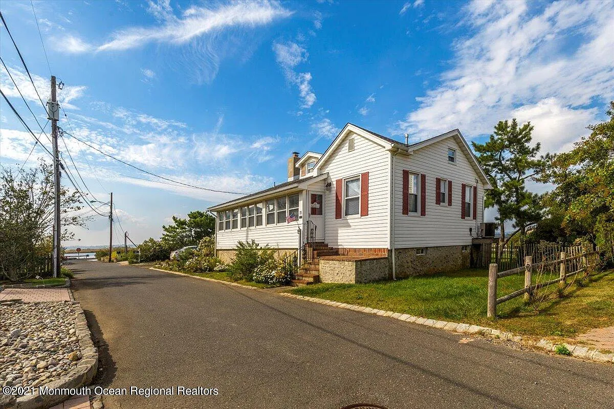 4 bed, 1304 sqft, $3,300 — Photo 2