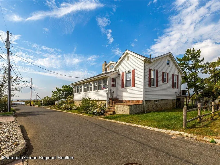 15 Riverview Rd — Photo 2