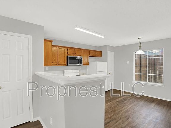 3rd image of 817 Barrington Woods Cv