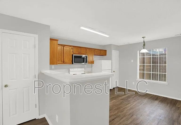 817 Barrington Woods Cv — Photo 3