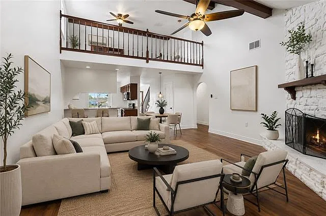 3 bed, 2.0 bath, 2460 sqft, $1,900 — Photo 2