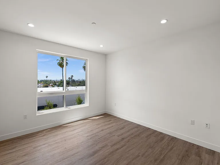 The Palms at Kittridge — Photo 24