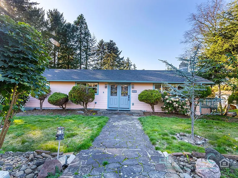 242 Hemlock St — Photo 2