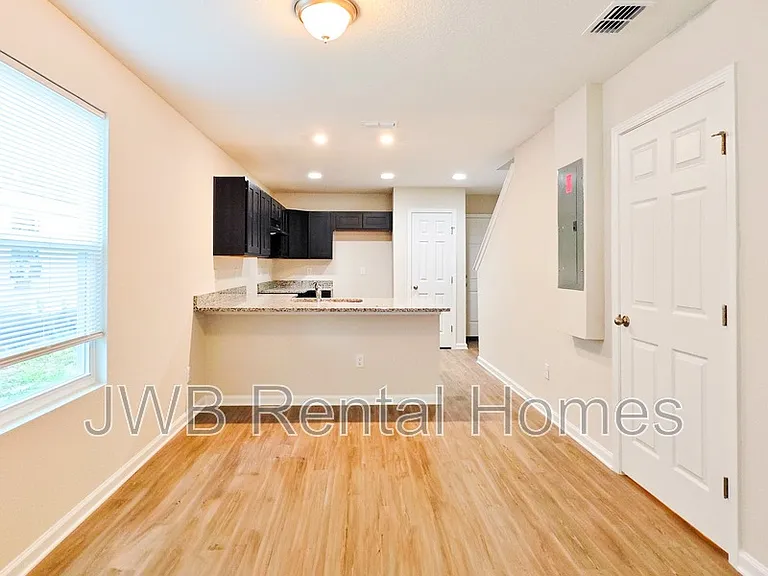11137 Pine St — Photo 4