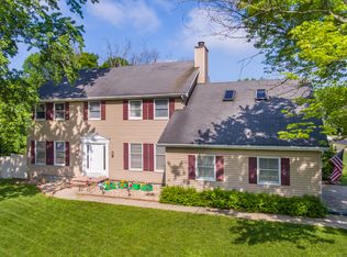 2735 N Woodhaven Dr, Peoria, IL 61604