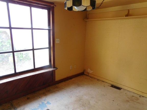 4th image of 500 E 12th St