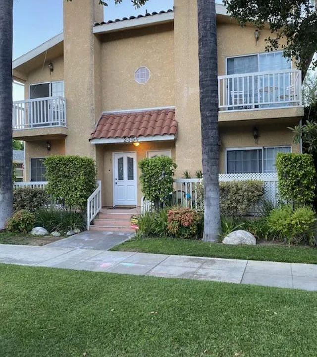 Front view of 5 unit building