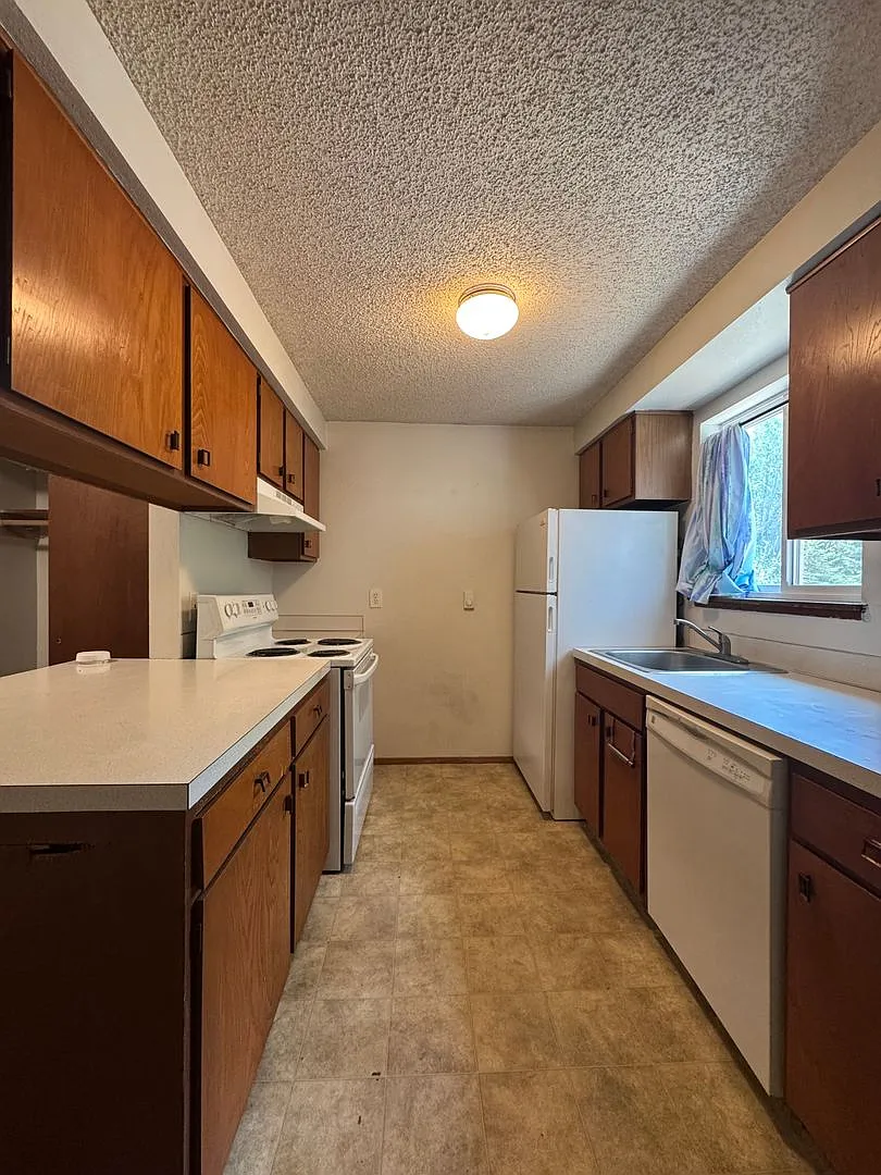 1604 N Brook Ct — Photo 3