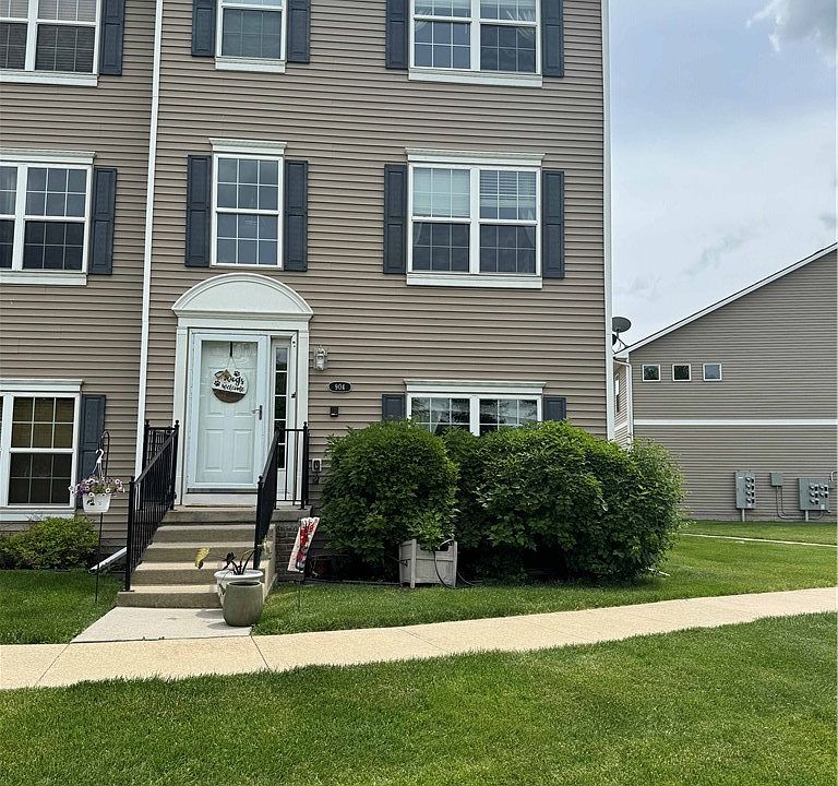1st image of 904 NE Kamies Ln