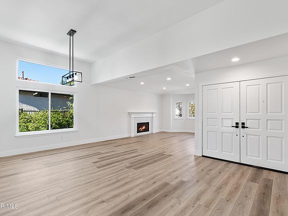 5th image of 216 Goldenwood Cir