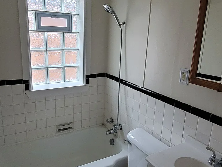 821 W 34th St — Photo 22