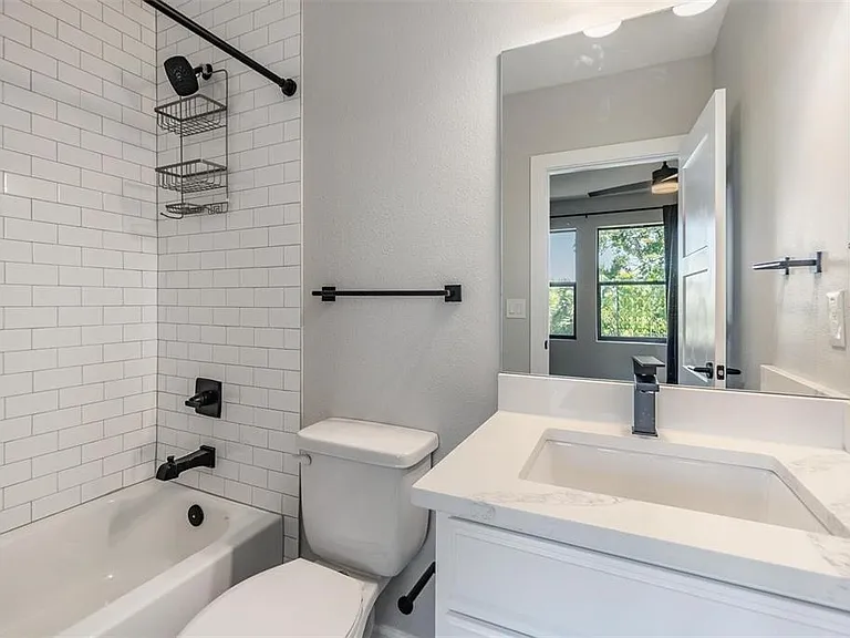 1302 W Carmen St #1 — Photo 15