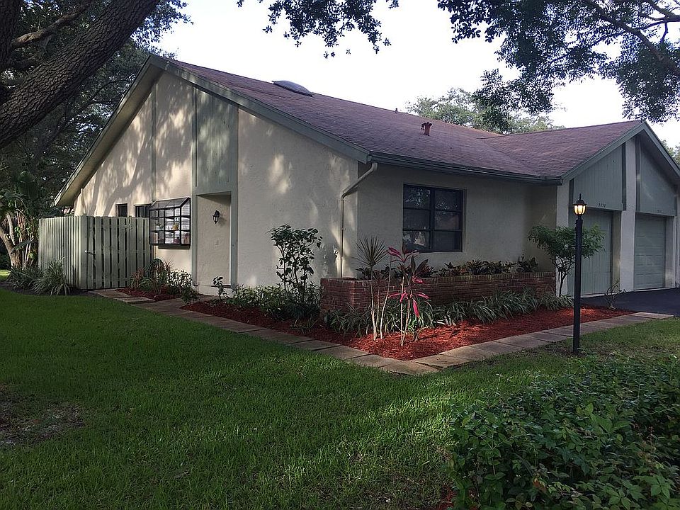 lush grounds, 2/2 + garage