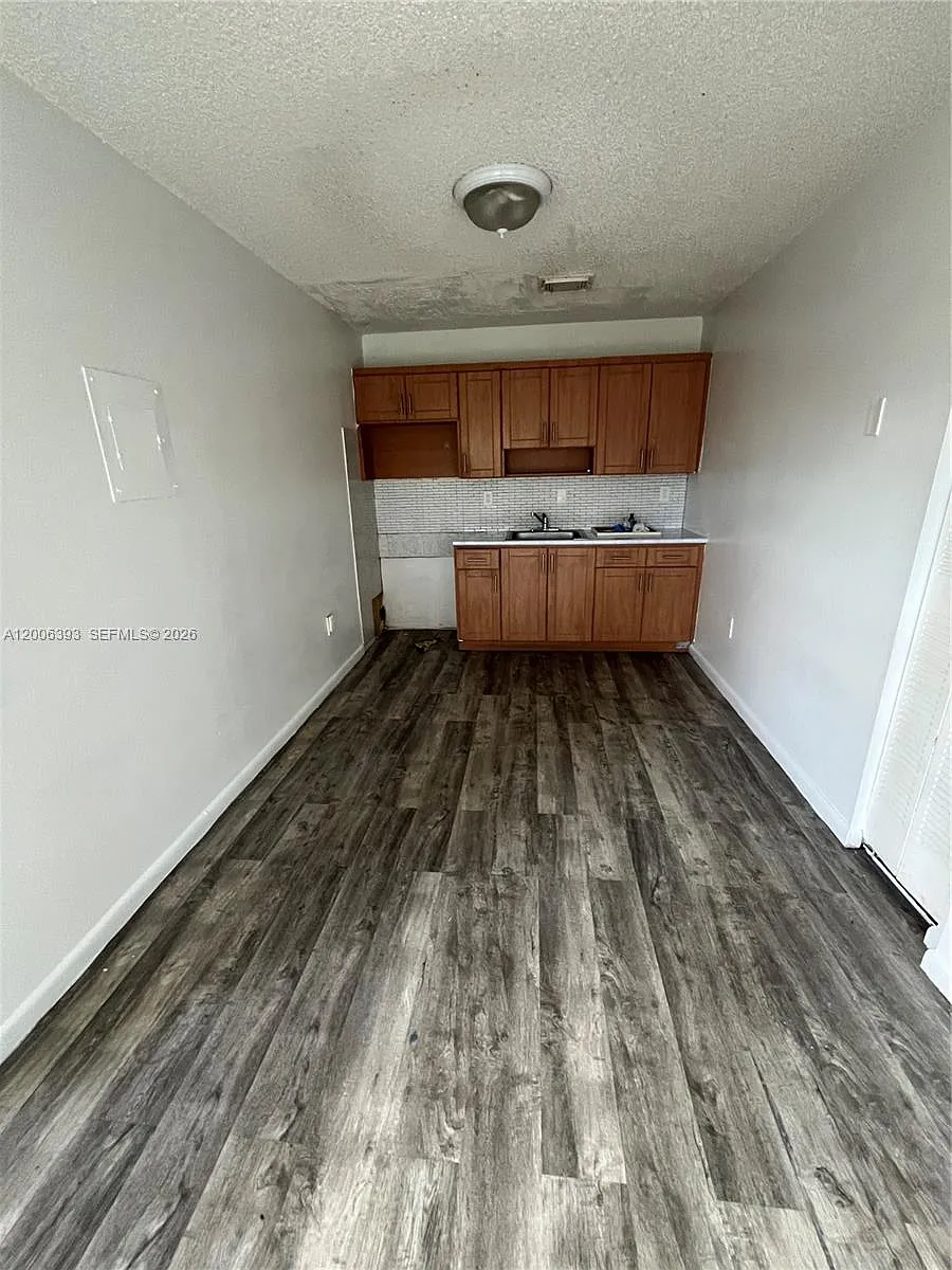 Building Photo - 334 E 21st St #3