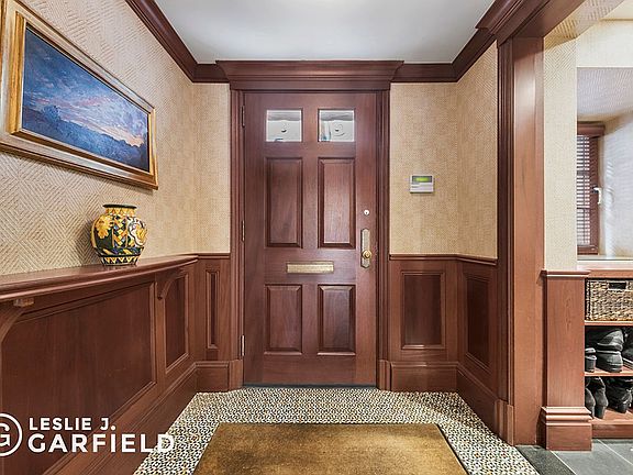 4th image of 519 E 84th St Unit Townhouse