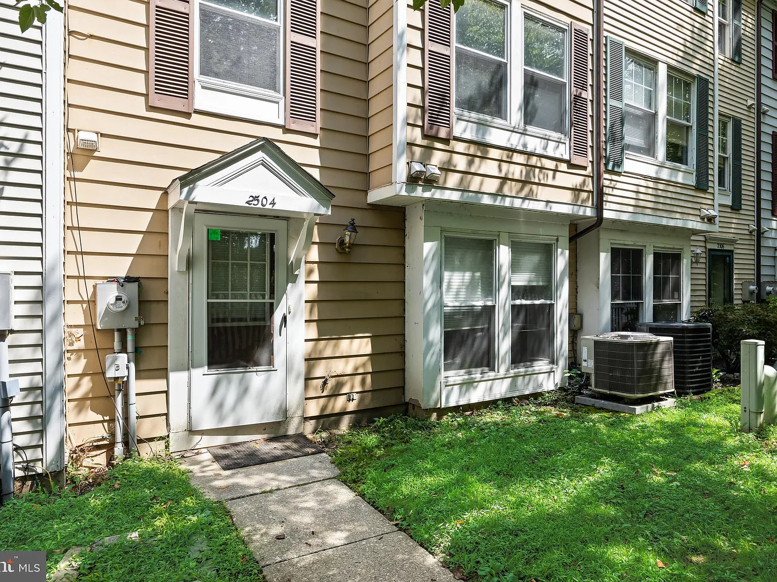 3 bed, 2.5 bath, 1600 sqft, $2,500 — Photo 2