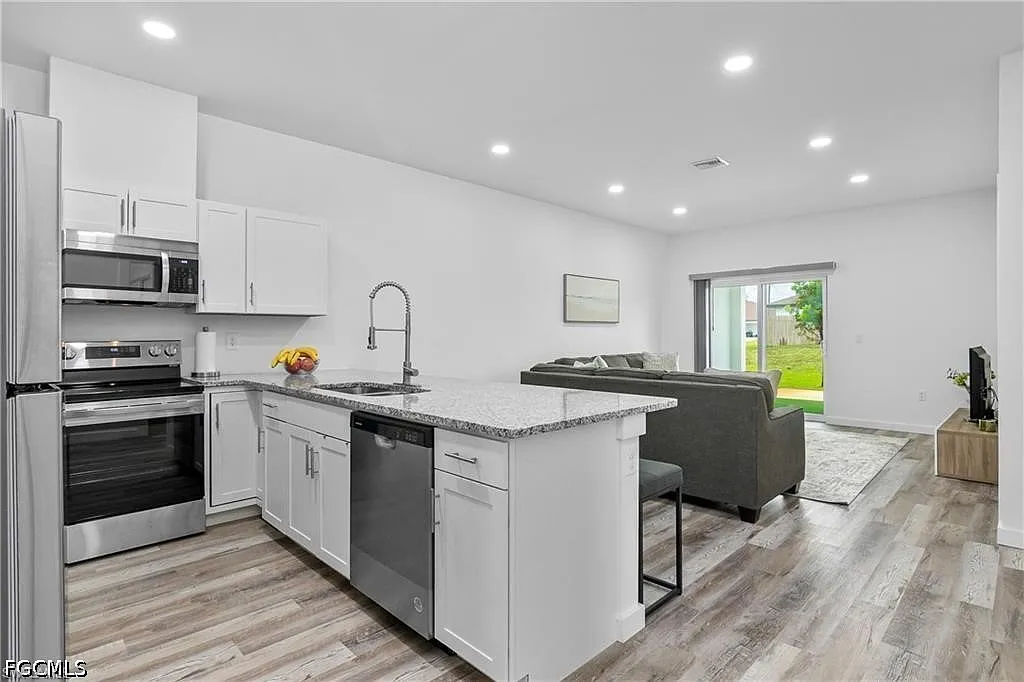 3 bed, 2.0 bath, 1175 sqft, $2,000 — Photo 2