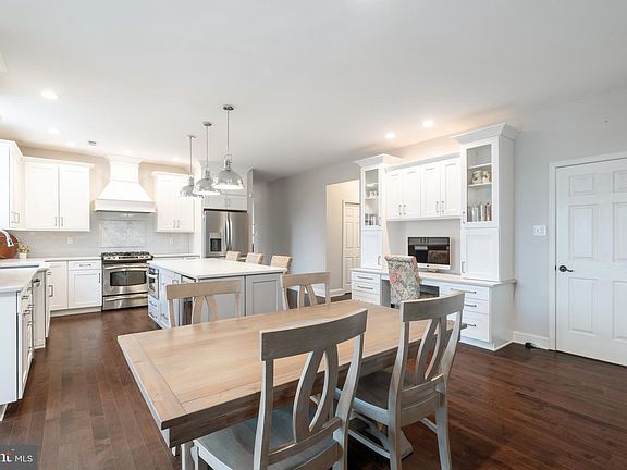 3rd image of 100 Canter Dr