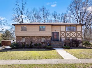 14 Gateway Ct, Waldwick, NJ 07463