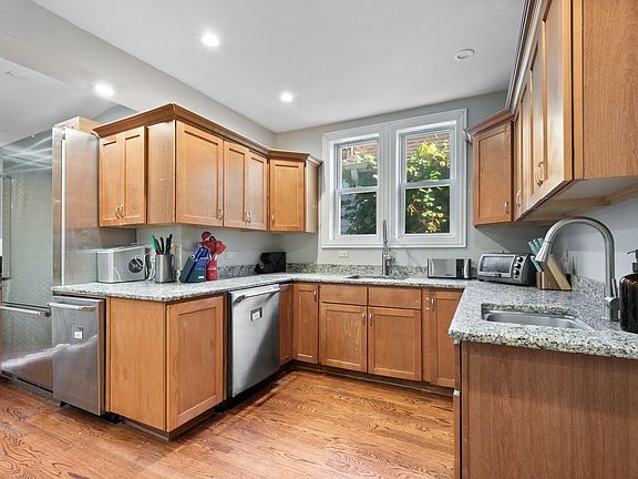 5th image of 6613 N Whipple St