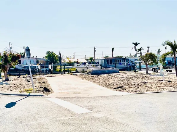 3042 Binnacle Ln, Saint James City, FL 33956