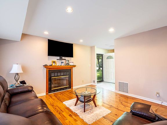 3rd image of 56A Wolkoff Ln