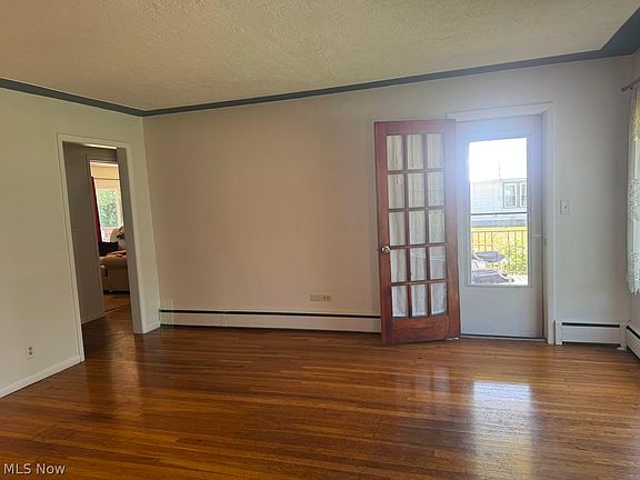 3rd image of 224 Oakwood St