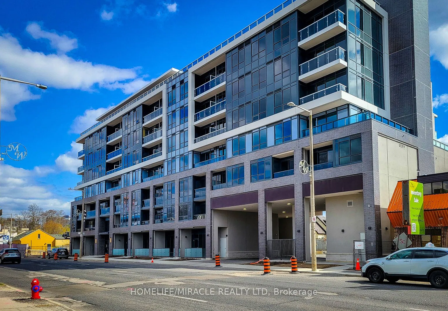 415 Main St W — Photo 1