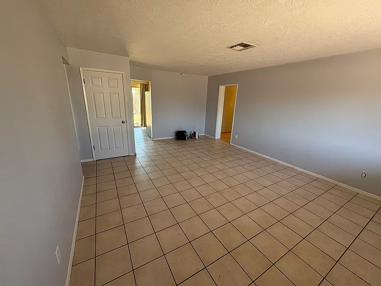 1208 W Laird St — Photo 5