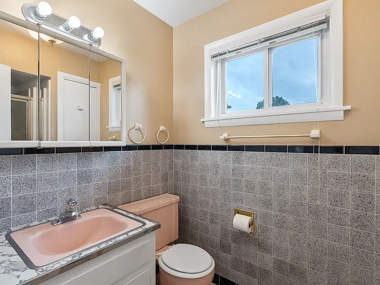 1221 Mount View Ln — Photo 16