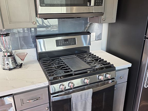 5th image of 1693 Linwood St