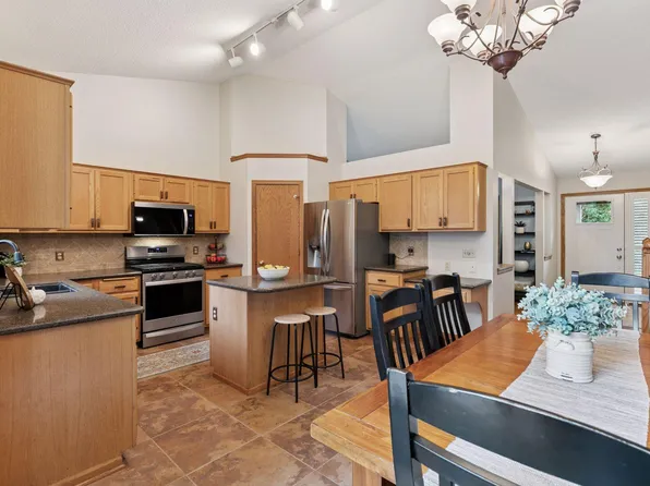 989 Coneflower Ct, Eagan, MN 55123