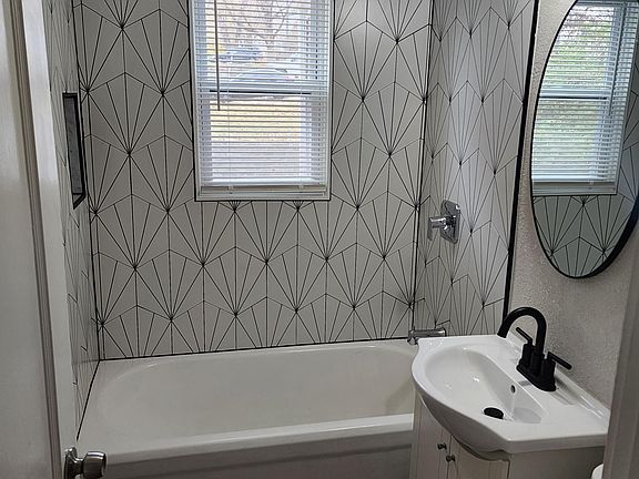 3rd image of 4903 NE Vivion Rd