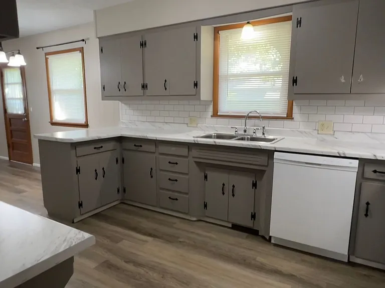 2430 S Kickapoo Ave — Photo 5