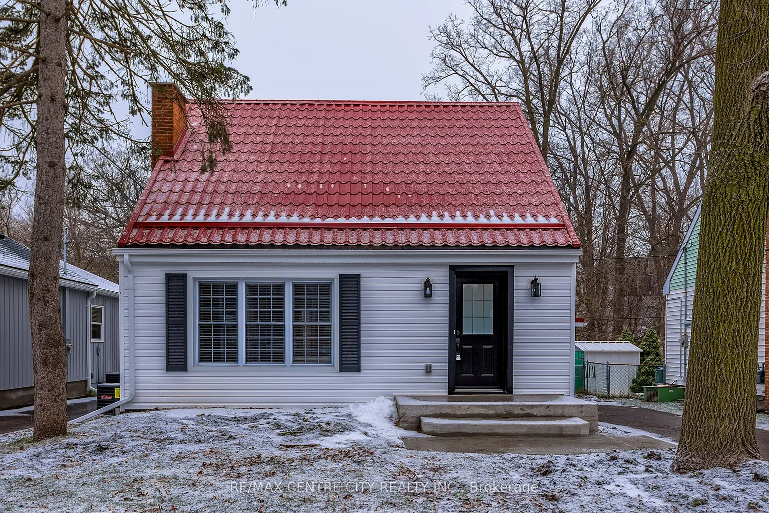 224 Rathowen St photo 1